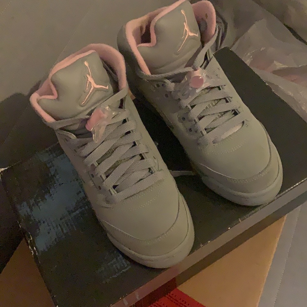 RARE NIKE JORDAN RETRO 5 SIZE 4Y GRAY/BABY PINK